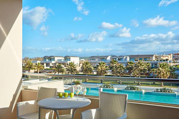 Balkon des Avra Imperial Hotels mit Blick auf den Pool