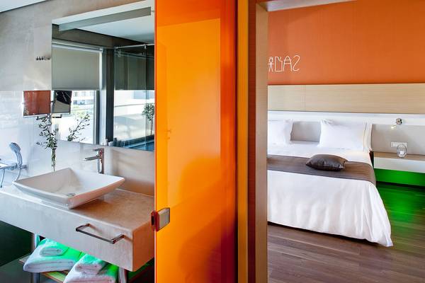 Avra Imperial Hotelzimmer mit Bett, Badezimmer und Spiegel