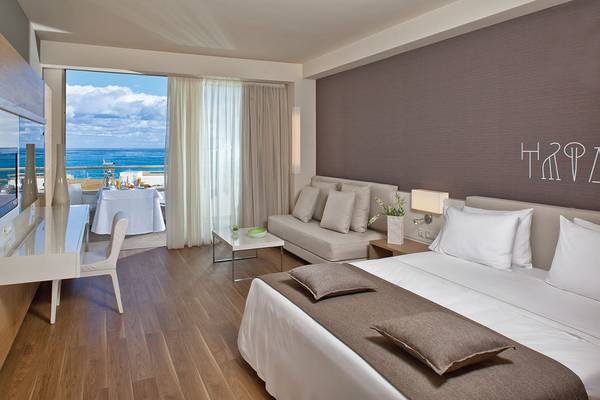 Innenansicht eines Hotelzimmers im Avra Imperial Hotel mit Blick auf das Meer.