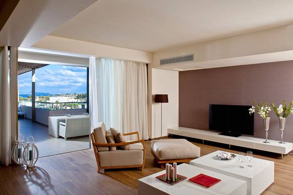 Wohnzimmer im Avra Imperial Hotel mit Ausblick auf das Meer und die Stadt