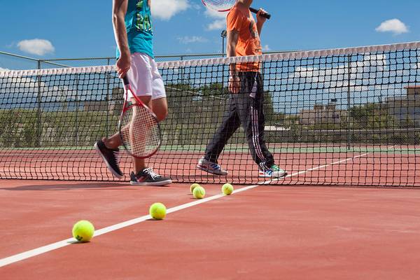 Tennisspieler auf dem Tennisplatz im Hotel Avra Imperial.