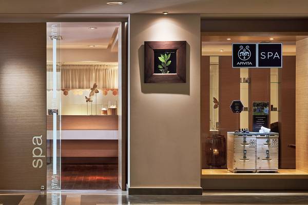 Eingang zum Spa-Bereich des Avra Imperial Hotels mit Inneneinrichtung und Spa-Beschilderung.