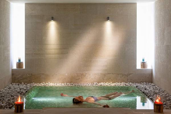 Eine Frau liegt entspannt in einem kleinen Schwimmbecken im Hotel Avra Imperial.
