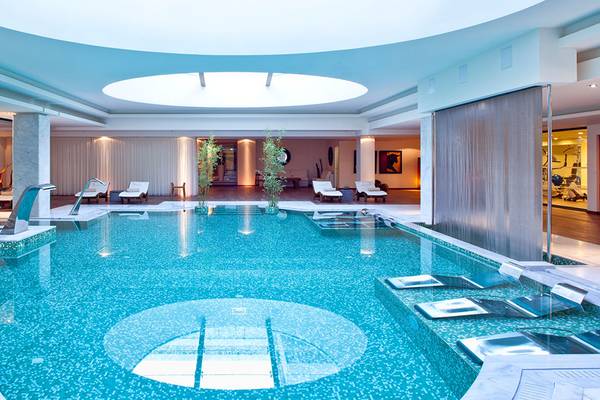Innenpool im Avra Imperial Hotel mit Loungebereich und Pflanzen