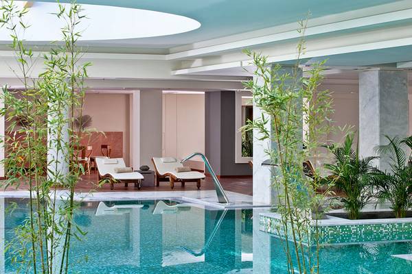 Innenpool des Avra Imperial Hotels mit Loungebereich und Pflanzen