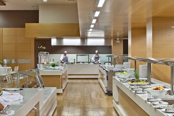 Buffetbereich im Avra Imperial Hotel mit Köchen, die Essen zubereiten und servieren.