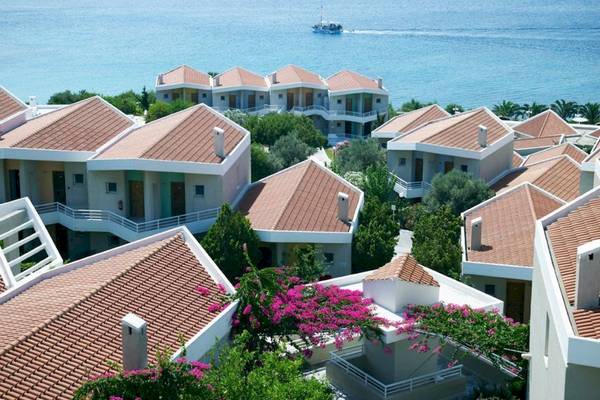 Obersicht des Proteas Blu Resorts mit Blick auf das Meer und ein fahrendes Boot