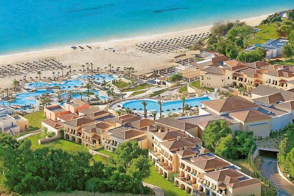 Außenansicht des Grecotel Olympia Oasis Aqua Park Hotels mit Pools und Strand