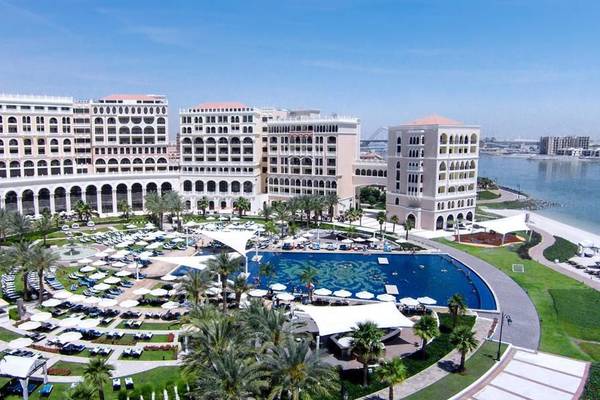 Luftaufnahme des Ritz Carlton Abu Dhabi Grand Canal Hotels mit Pool und Gärten