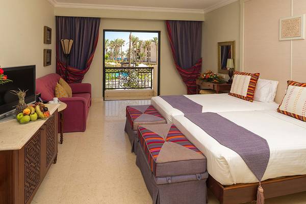 Doppelzimmer im Pickalbatros The Palace Port Ghalib Hotel mit zwei Betten und Balkon.
