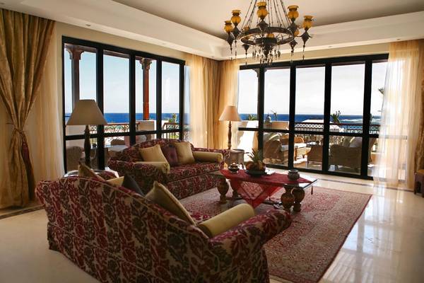 Wohnzimmer des Pickalbatros The Palace Port Ghalib Hotel mit Blick auf das Meer
