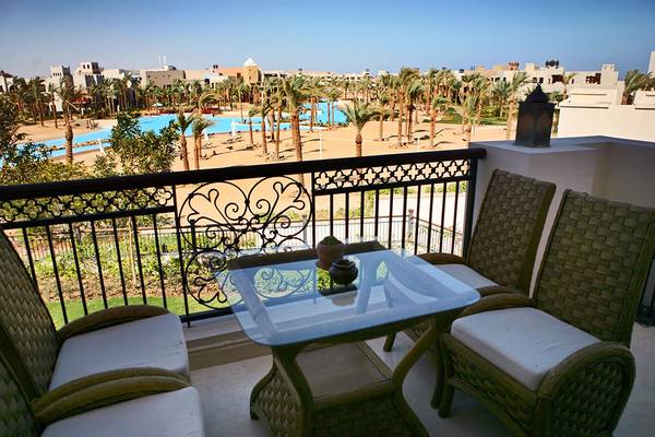 Aussicht von der Balkon des Pickalbatros The Palace Port Ghalib Hotel auf den Pool und die Landschaft
