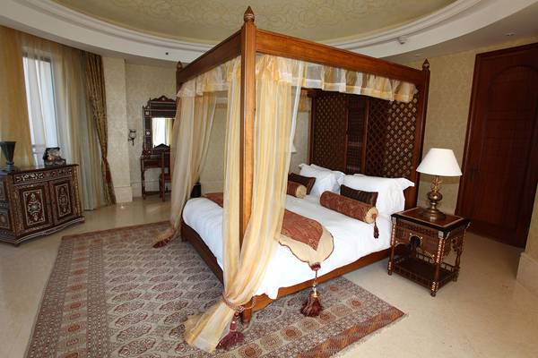 Luxuriöses Schlafzimmer im Hotel Pickalbatros The Palace Port Ghalib mit einem Himmelbett und orientalischen Dekor.