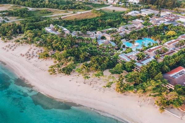 Luftaufnahme des Iberostar Costa Dorada Hotels mit Pool und Strand.