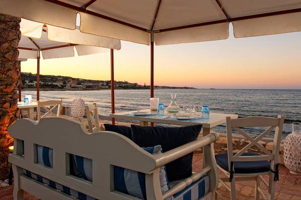 Außenbereich des Hersonissos Palace Strandrestaurants mit Blick auf das Meer und den Sonnenuntergang.