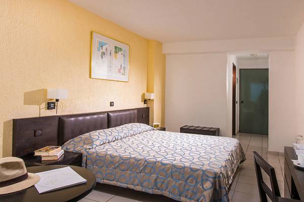Innenansicht eines Hotelzimmers im Hersonissos Palace Hotel mit Bett, Schreibtisch und Teekanne