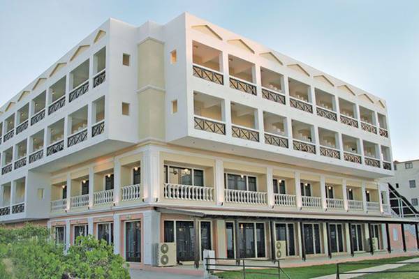 Außenansicht des Hersonissos Palace Hotels mit mehreren Etagen, Balkonen und Klimaanlagen.