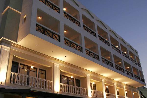 Außenansicht des Hersonissos Palace Hotels bei Nacht mit Beleuchtung