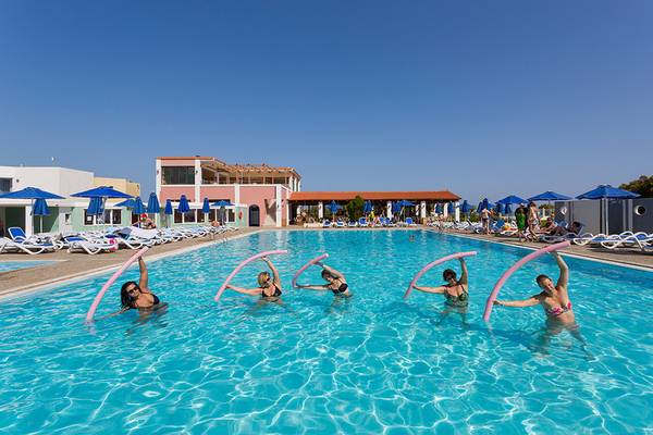 Frauen machen Aqua-Aerobic im Pool des Dessole Dolphin Bay Resorts.