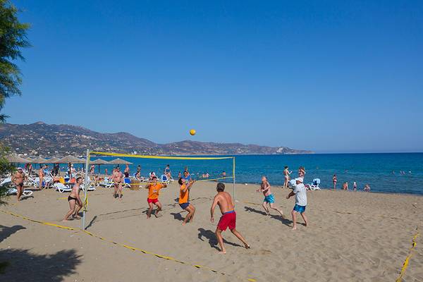 Volleyballspieler auf dem Strand des Dessole Dolphin Bay Resorts