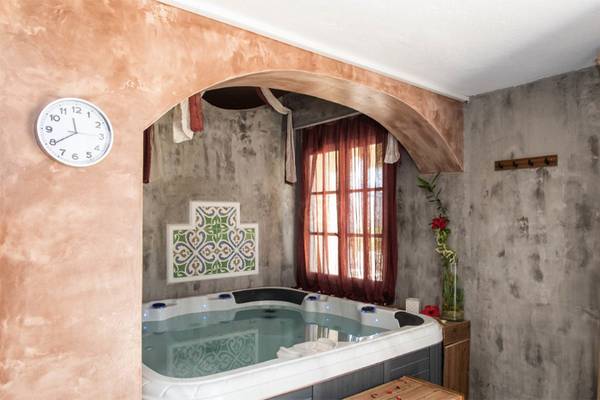 Innenansicht des Jacuzzis im Dessole Dolphin Bay Resort mit blauen Lichtern und gemusterter Wand
