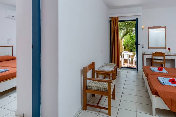 Doppelzimmer im Dessole Dolphin Bay Resort mit Blick auf den Garten.