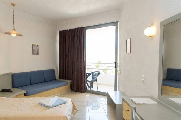 Ein modernes Hotelzimmer mit einem Bett, einer Couch, einem Schreibtisch und einem Balkon.