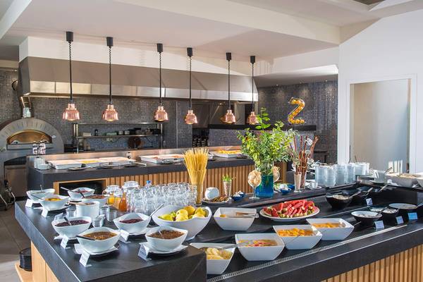 Frühstücksbuffet im Odyssia Beach Hotel mit verschiedenen Gerichten und Früchten.
