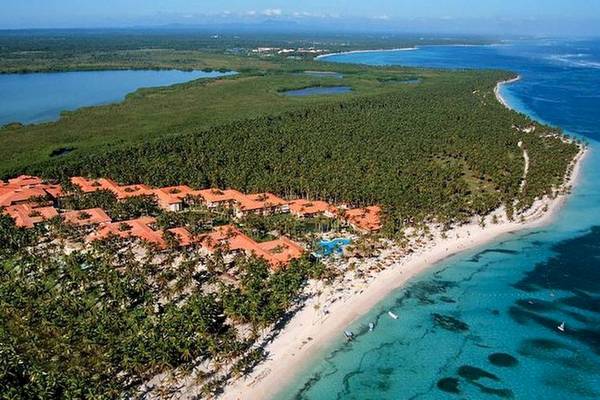 Luftaufnahme des Dreams Flora Resort & Spa an einer weißen Sandküste mit türkisfarbenem Wasser und üppiger Vegetation.