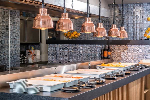 Frühstücksbuffet im Odyssia Beach Hotel mit verschiedenen Speisen und Dekoration.
