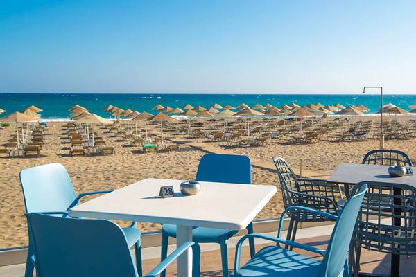 Terrasse des Odyssia Beach Hotels mit Blick auf den Strand und das Meer