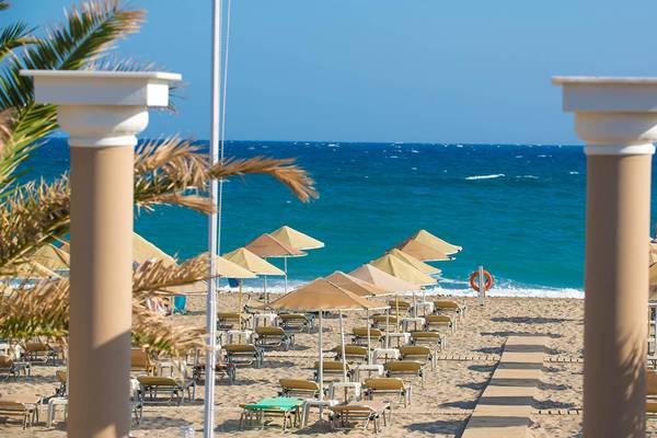 Sonnenliegen und Sonnenschirme auf dem Strand des Odyssia Beach Hotels