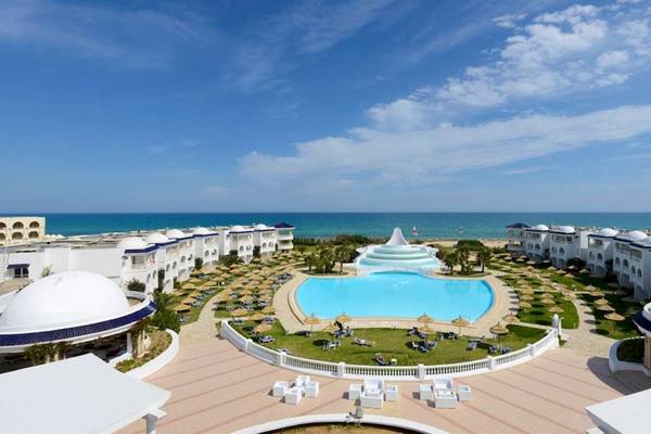 Außenansicht des Golden Tulip Taj Sultan Resorts mit Pool und Meer im Hintergrund
