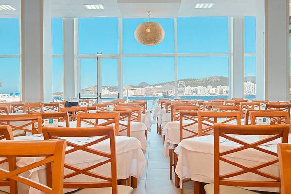Innenansicht des Restaurants im Azuline Hotel Mar Amantis mit Blick auf die Stadt und das Meer.