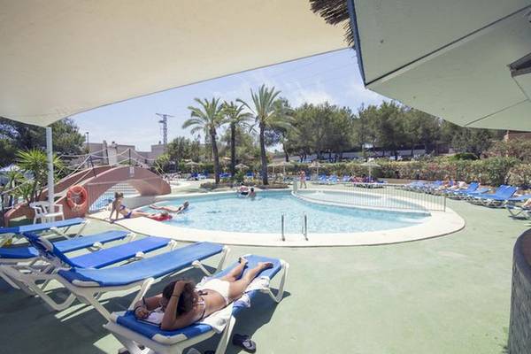 Gäste entspannen auf Liegestühlen neben dem Pool im Azuline Hotel Mar Amantis.