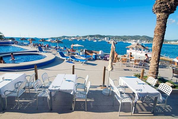 Außenbereich des Azuline Hotel Mar Amantis I & II mit Pool, Liegestühlen und Tischen.
