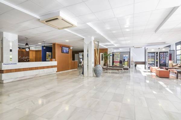 Lobby des Azuline Hotel Mar Amantis mit Rezeption, Sitzbereich und Getränkeautomaten.