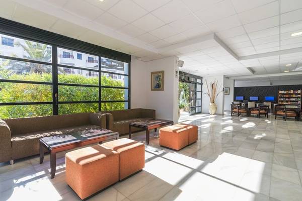 Lobbybereich des Azuline Hotel Mar Amantis I & II mit großen Fenstern und Möbeln.