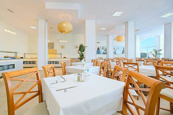 Restaurantbereich des Azuline Hotel Mar Amantis mit gedeckten Tischen und Stühlen.