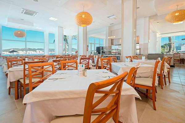 Restaurant des Azuline Hotel Mar Amantis mit Blick auf das Meer und die Stadt.