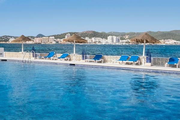 Außenpool des Azuline Hotel Mar Amantis mit Blick auf die Stadt und das Meer