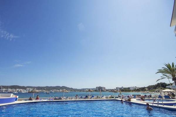 Außenpool des Azuline Hotel Mar Amantis mit Gästen und Blick aufs Meer