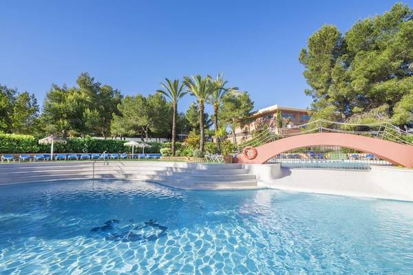 Poolbereich des Azuline Hotel Mar Amantis mit Brücke und Sonnenliegen