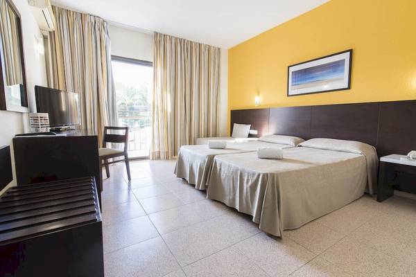 Innenansicht eines Doppelzimmers im Azuline Hotel Mar Amantis mit zwei Betten, Fernseher, Schreibtisch und Balkon