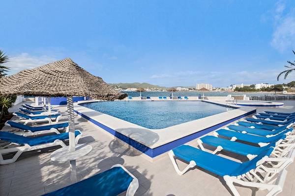 Außenpool des Azuline Hotel Mar Amantis mit blauen Liegen und Sonnenschirmen.