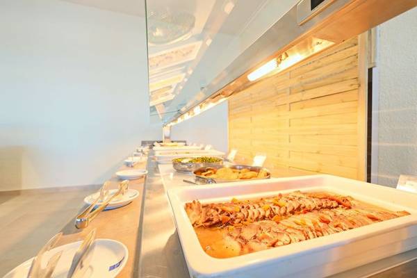 Buffet-Tisch im Azuline Hotel Mar Amantis I & II mit verschiedenen Speisen wie Fleisch, Gemüse und Beilagen.