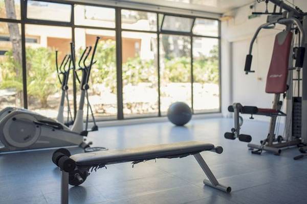 Fitnessbereich im Azuline Hotel Mar Amantis mit Geräten und Fenstern