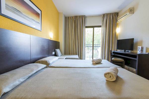 Doppelzimmer im Azuline Hotel Mar Amantis I & II mit zwei Betten und Fernseher.