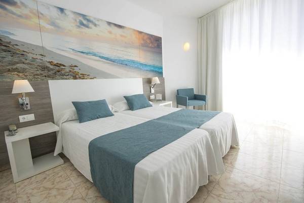 Doppelbett im Hotelzimmer mit Meerblick im Azuline Hotel Mar Amantis I & II