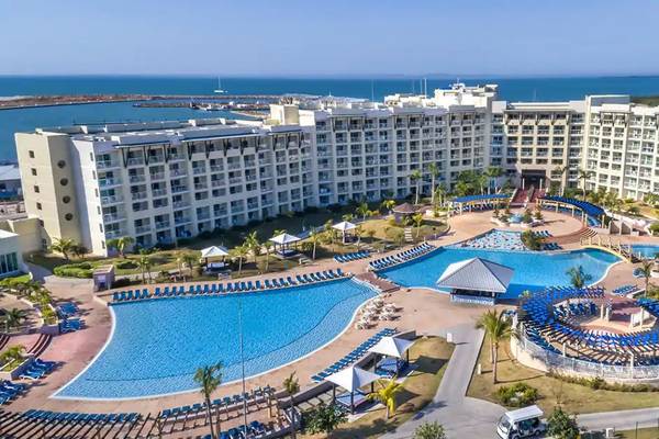 Luftaufnahme des Melia Marina Varadero Hotels mit Swimmingpools, Sonnenliegen und Blick auf das Meer.